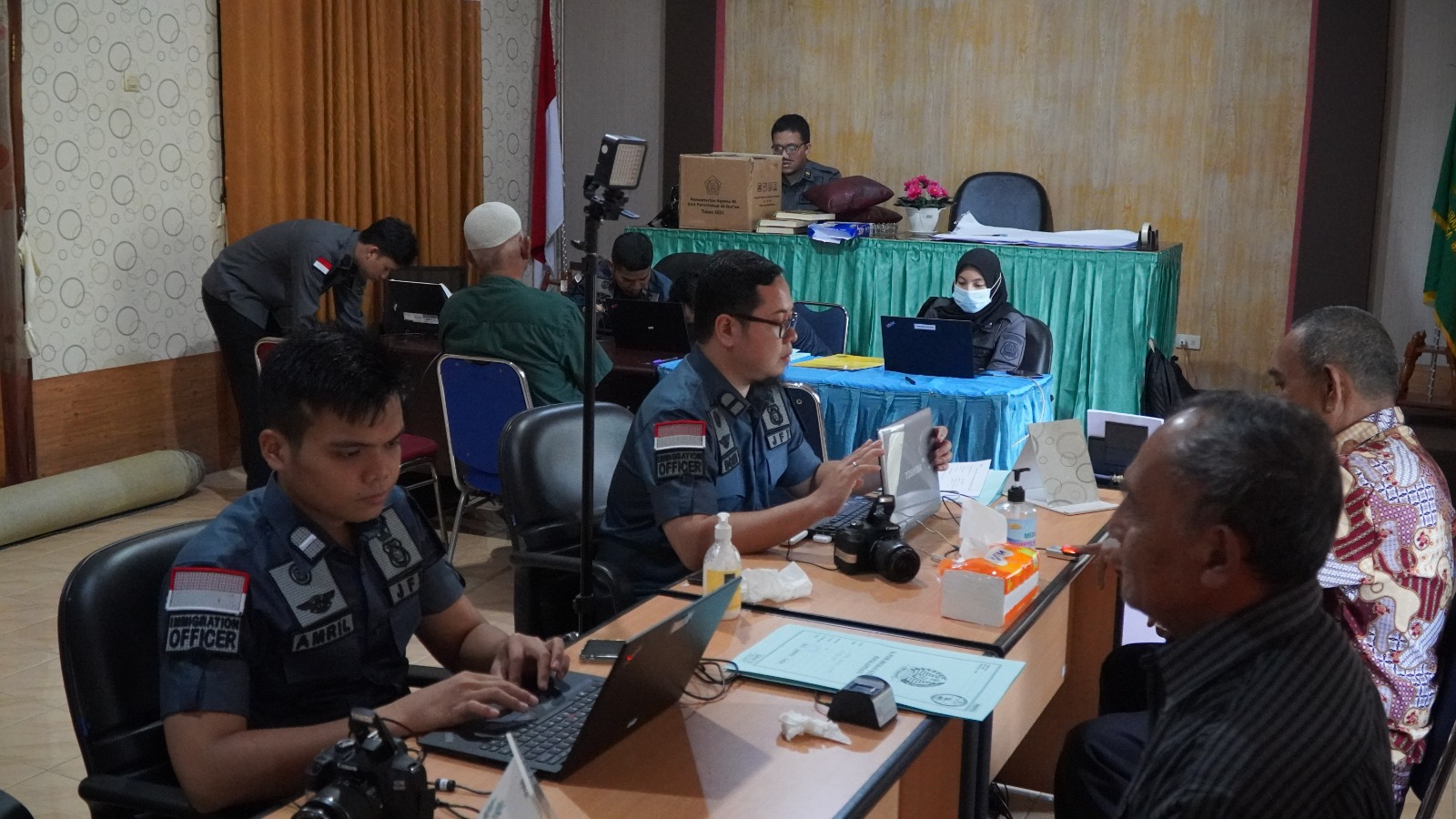 Petugas Imigrasi melayani masyarakat